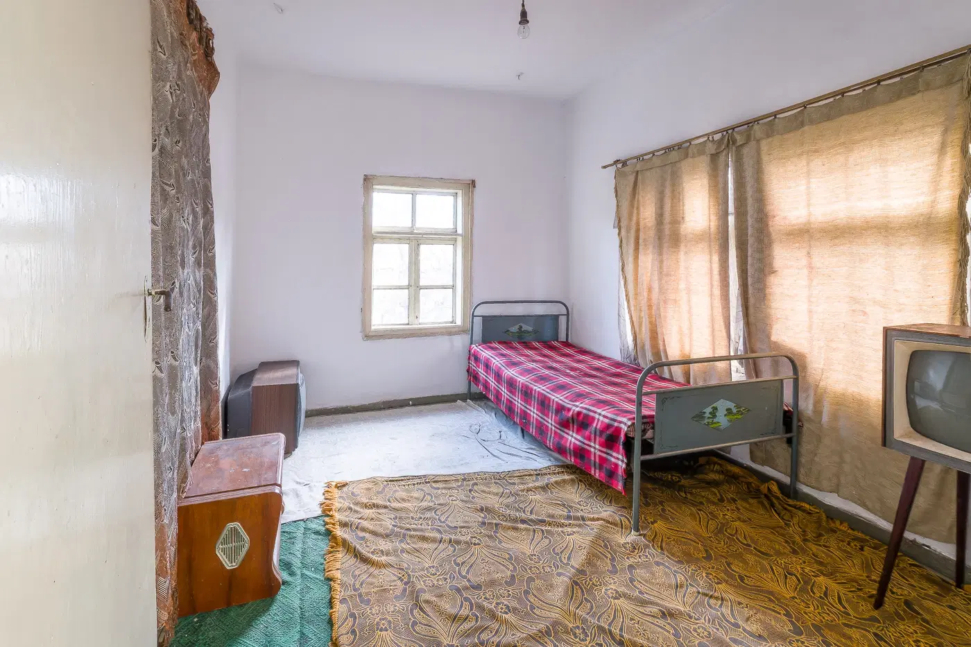 Huis met 1.578 m2 grond en bijgebouw in Belotintsi (Montana) - Bulgarije
