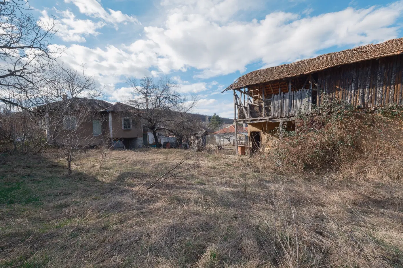 Huis met 1.578 m2 grond en bijgebouw in Belotintsi (Montana) - Bulgarije