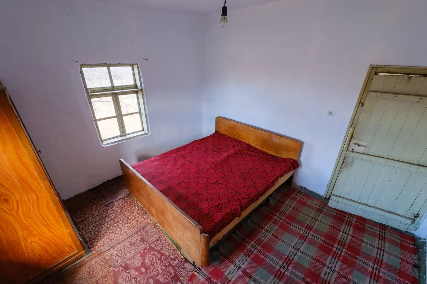 Huis met 1.578 m2 grond en bijgebouw in Belotintsi (Montana) - Bulgarije