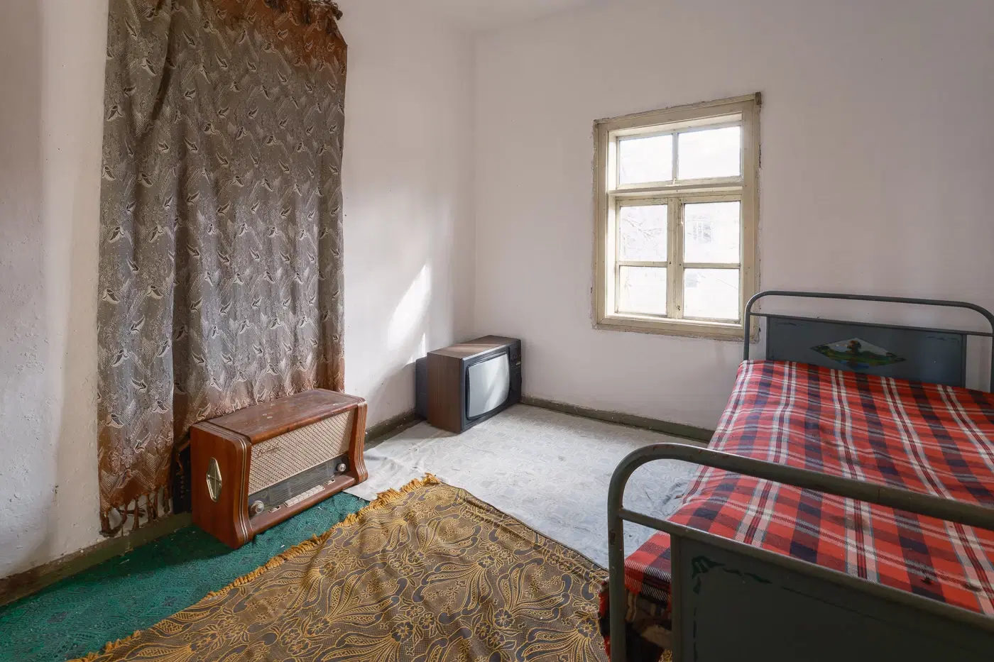Huis met 1.578 m2 grond en bijgebouw in Belotintsi (Montana) - Bulgarije