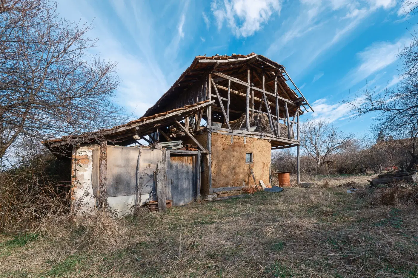 Huis met 1.578 m2 grond en bijgebouw in Belotintsi (Montana) - Bulgarije