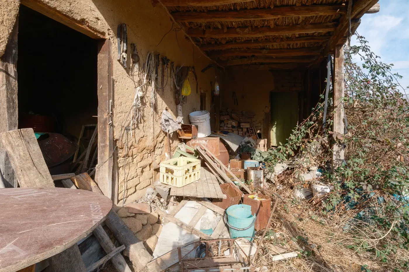 Huis met 1.578 m2 grond en bijgebouw in Belotintsi (Montana) - Bulgarije