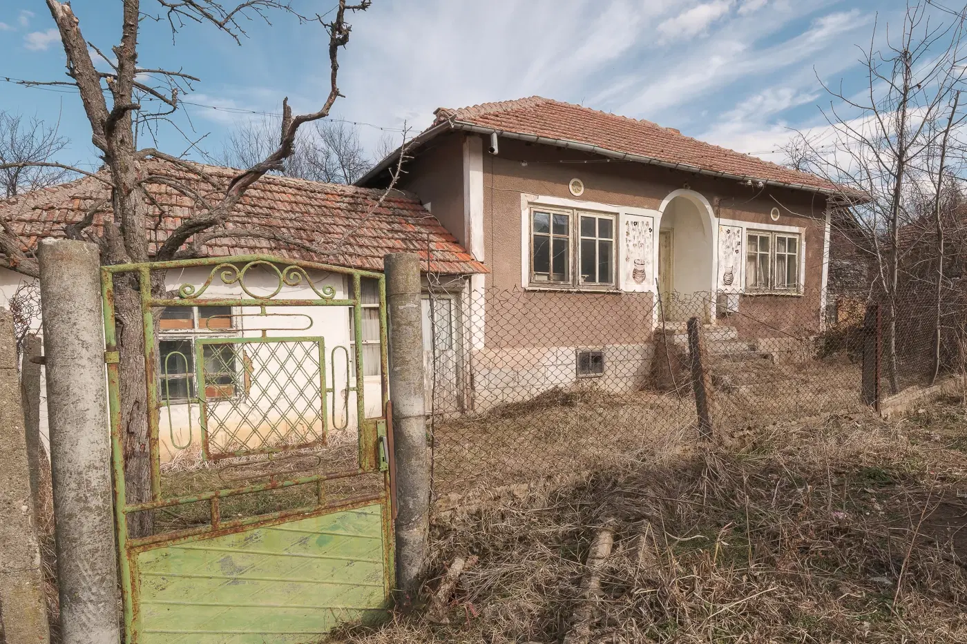 Huis met 1.578 m2 grond en bijgebouw in Belotintsi (Montana) - Bulgarije