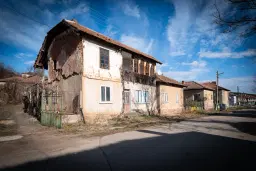 Huis met 431 m2 grond en bijgebouwen in Gyurgich (Vidin) - Bulgarije