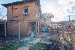 Huis met 431 m2 grond en bijgebouwen in Gyurgich (Vidin) - Bulgarije