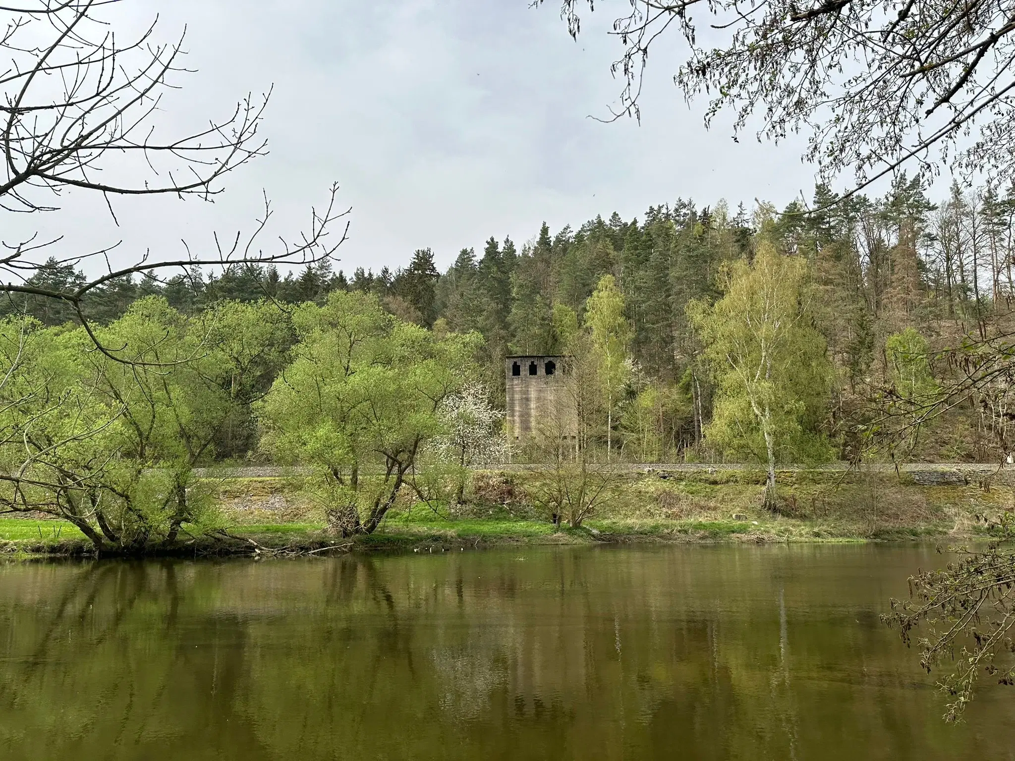 Vooroorlogse hoogbouw bunker op 3.341 m2 perceel in Greiz Thüringen - Duitsland