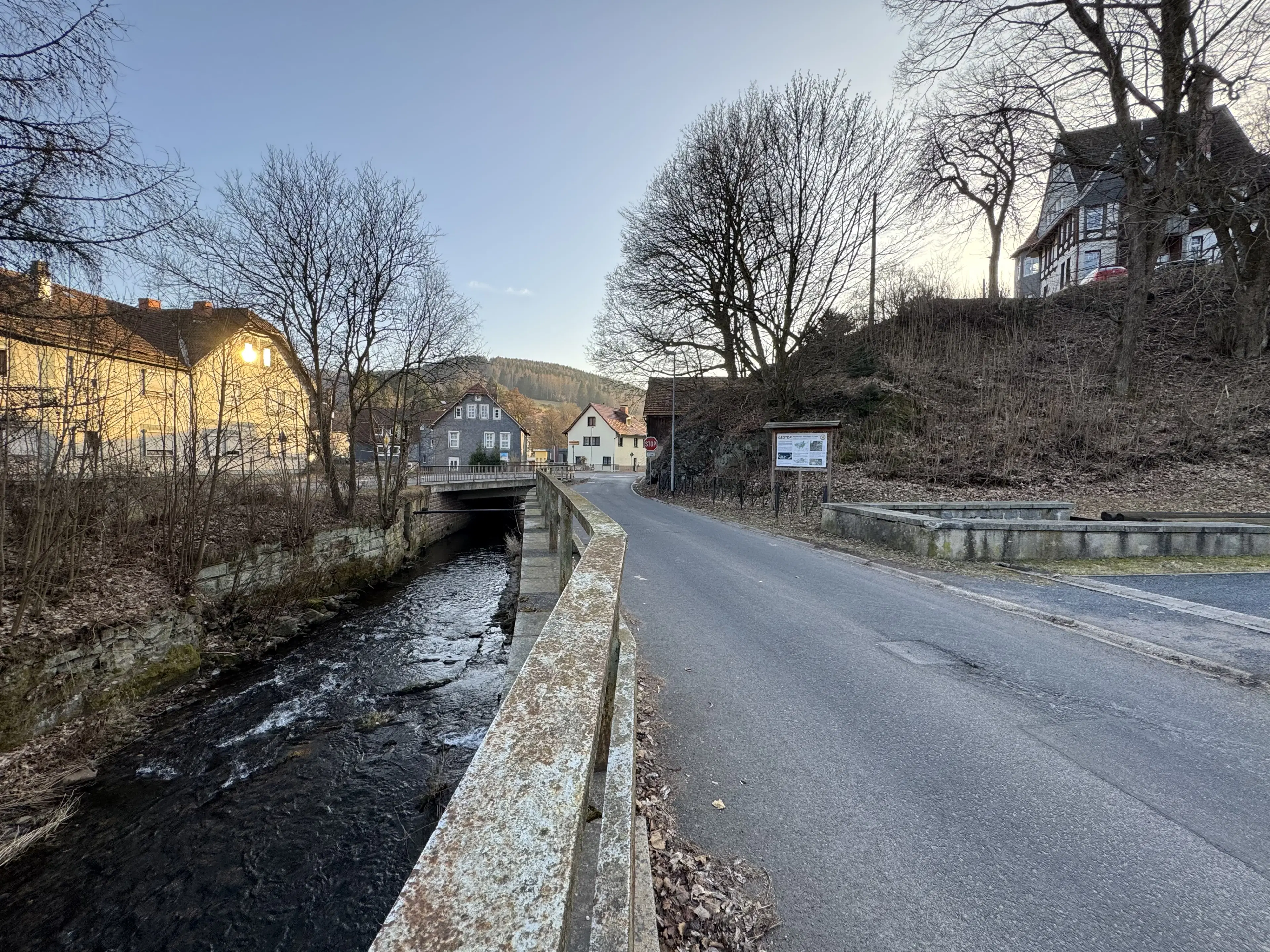 Vrijstaand gebouw in het heuvelachtige Schleusegrund, Duitsland
