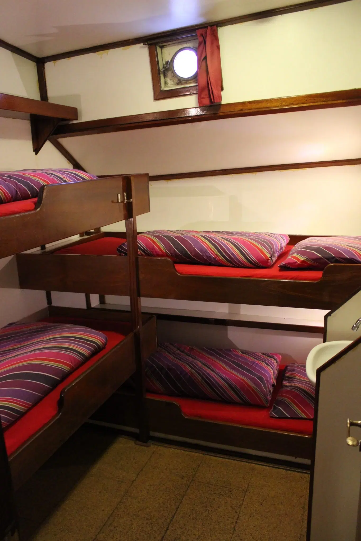 Zeilcharterschip 'Averechts' te Harlingen