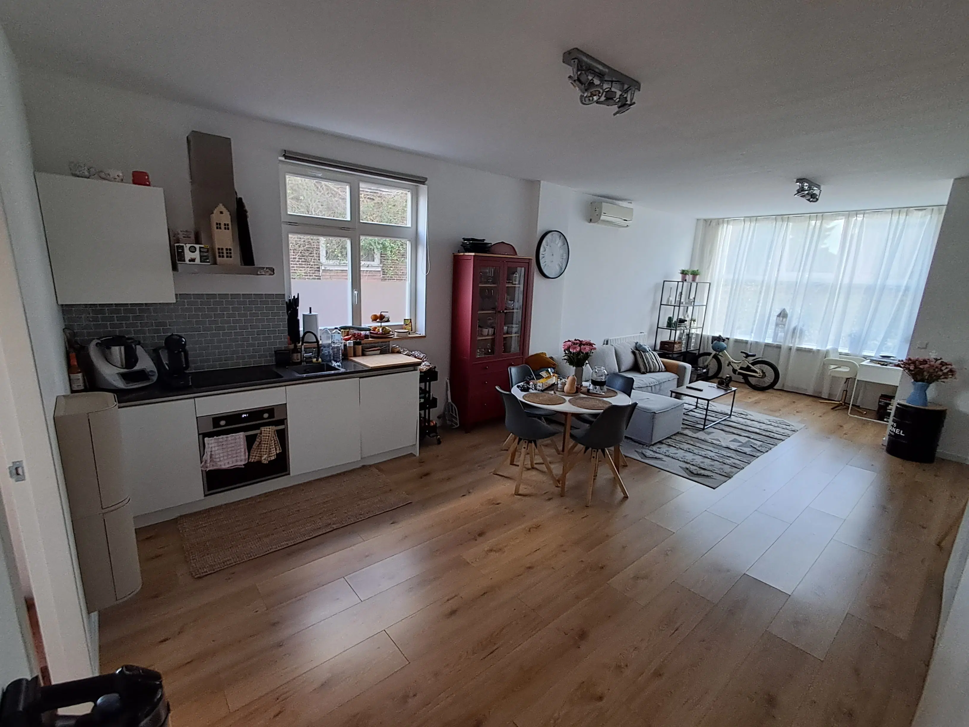 Hillegom, Weeresteinstraat 77 / Kortenbachstraat 1 en 3