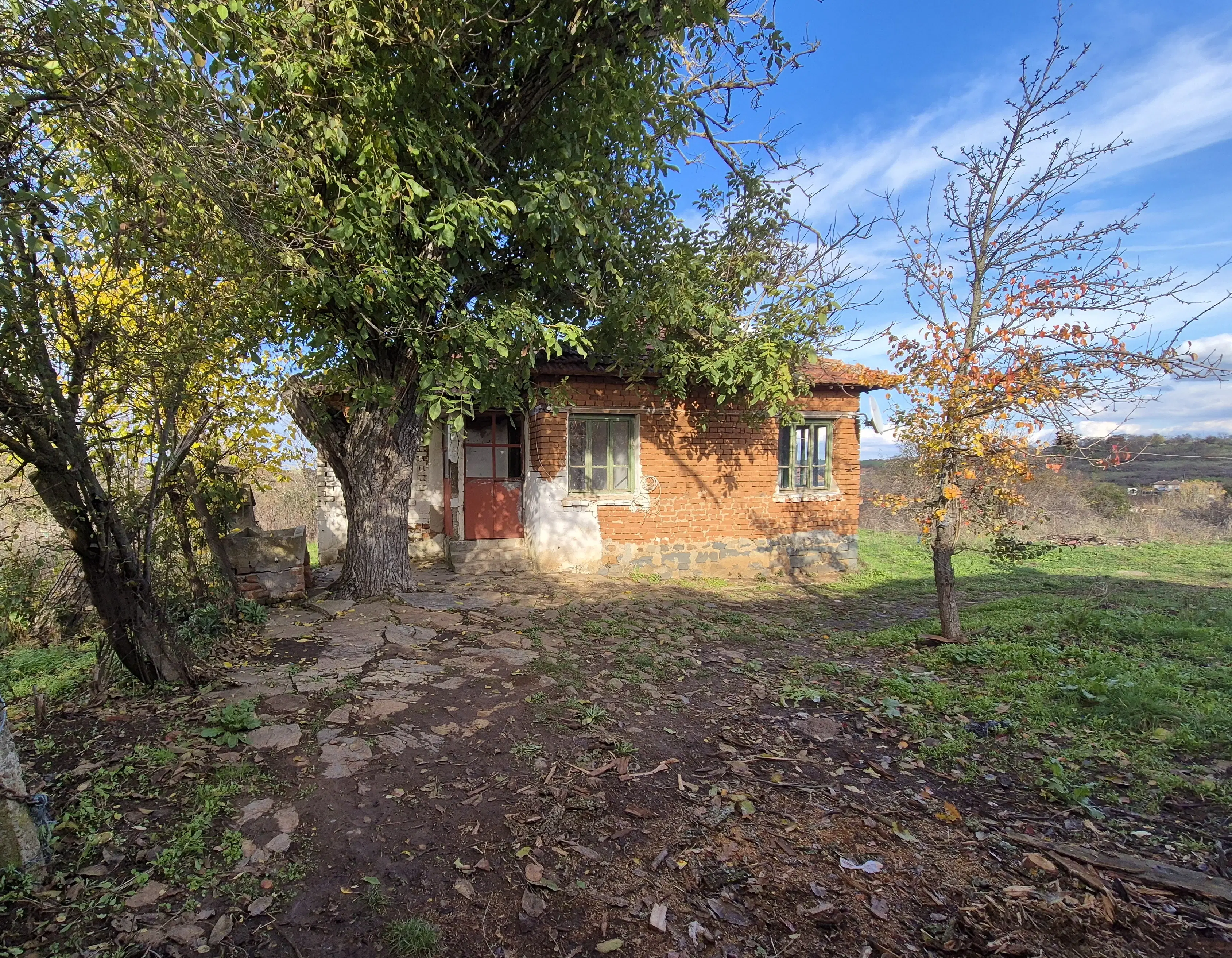 Huis en bijgebouw op ca. 1.000 m² gemeentelijke grond in Razdel - Bulgarije