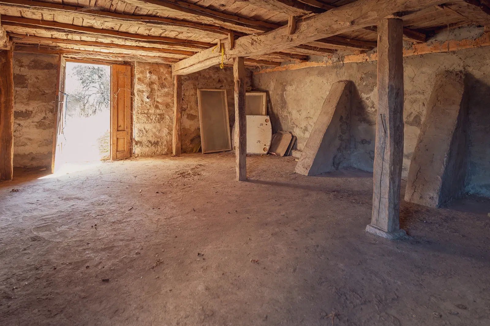 Voormalig schoolgebouw met bergzicht in Beraintsi, Trun, nabij Sofia - Bulgarije