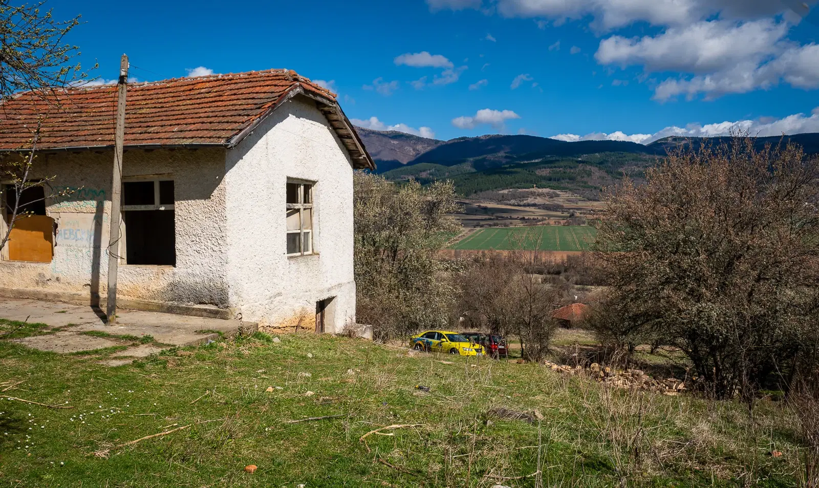 Voormalig schoolgebouw met bergzicht in Beraintsi, Trun, nabij Sofia - Bulgarije