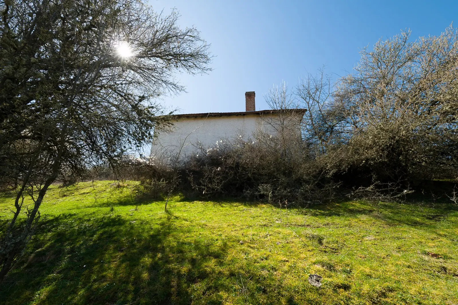 Voormalig schoolgebouw met bergzicht in Beraintsi, Trun, nabij Sofia - Bulgarije