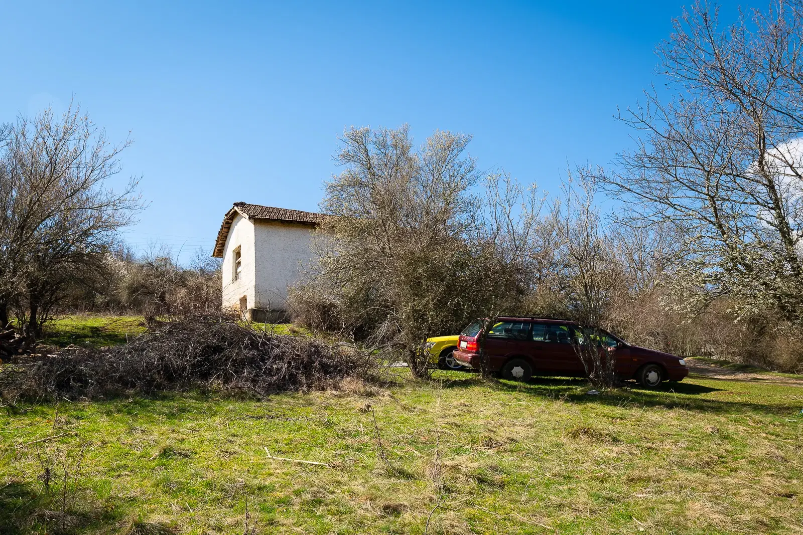 Voormalig schoolgebouw met bergzicht in Beraintsi, Trun, nabij Sofia - Bulgarije
