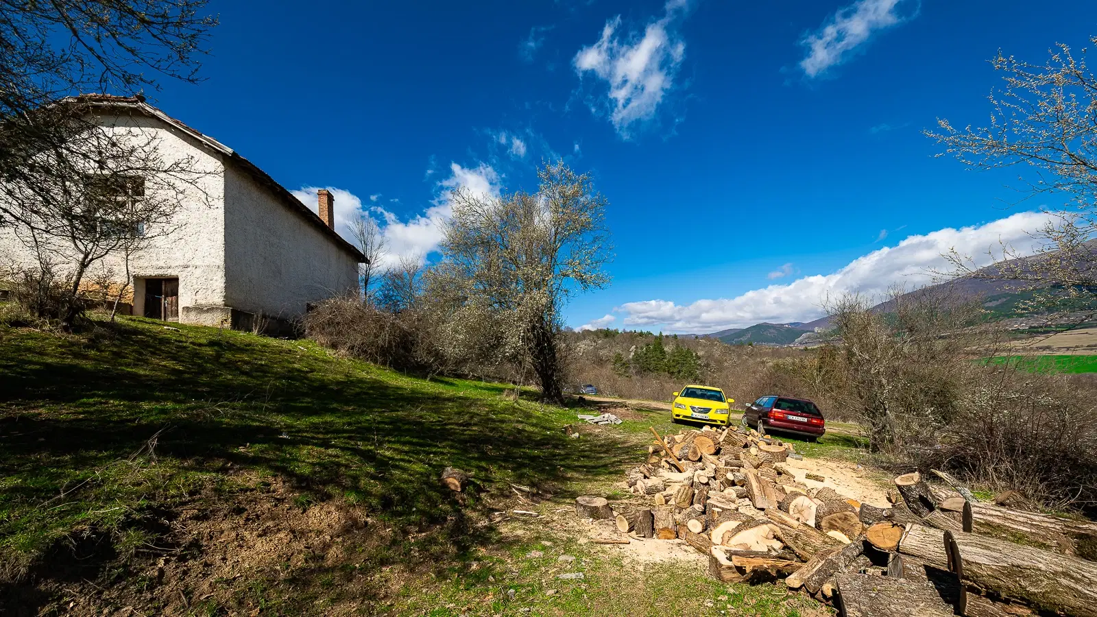 Voormalig schoolgebouw met bergzicht in Beraintsi, Trun, nabij Sofia - Bulgarije