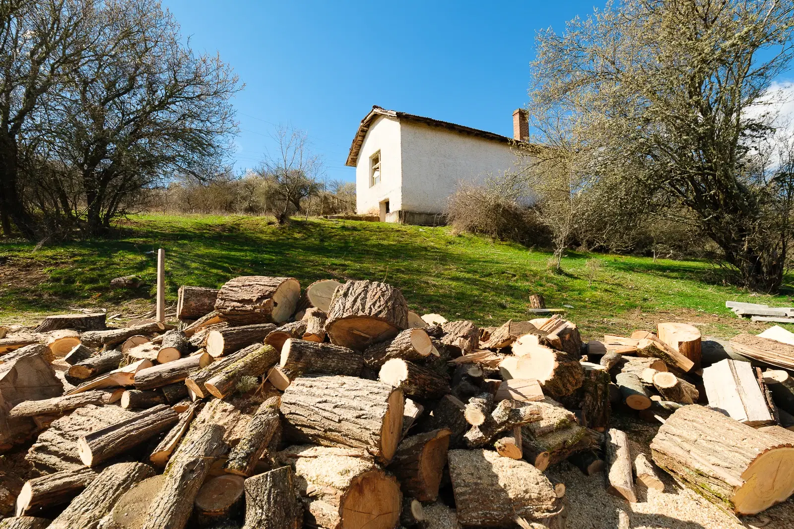 Voormalig schoolgebouw met bergzicht in Beraintsi, Trun, nabij Sofia - Bulgarije