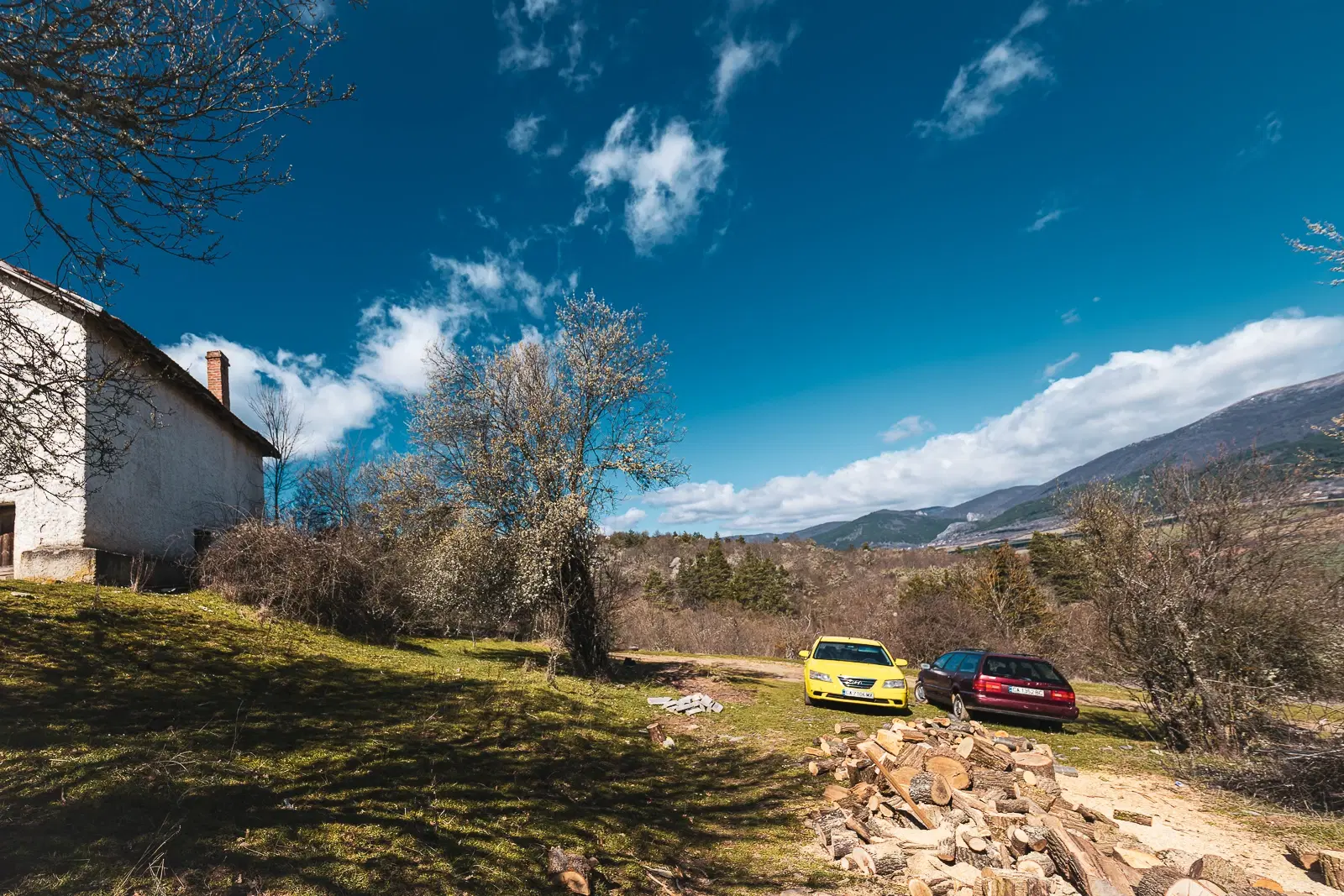 Voormalig schoolgebouw met bergzicht in Beraintsi, Trun, nabij Sofia - Bulgarije