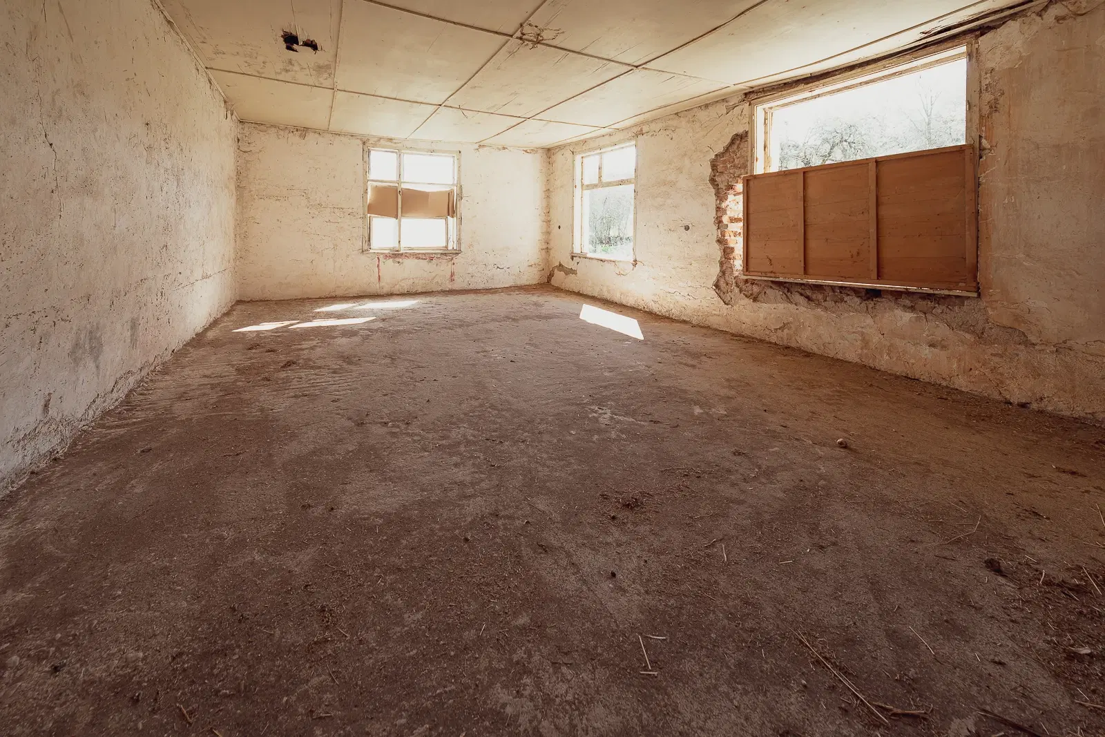 Voormalig schoolgebouw met bergzicht in Beraintsi, Trun, nabij Sofia - Bulgarije