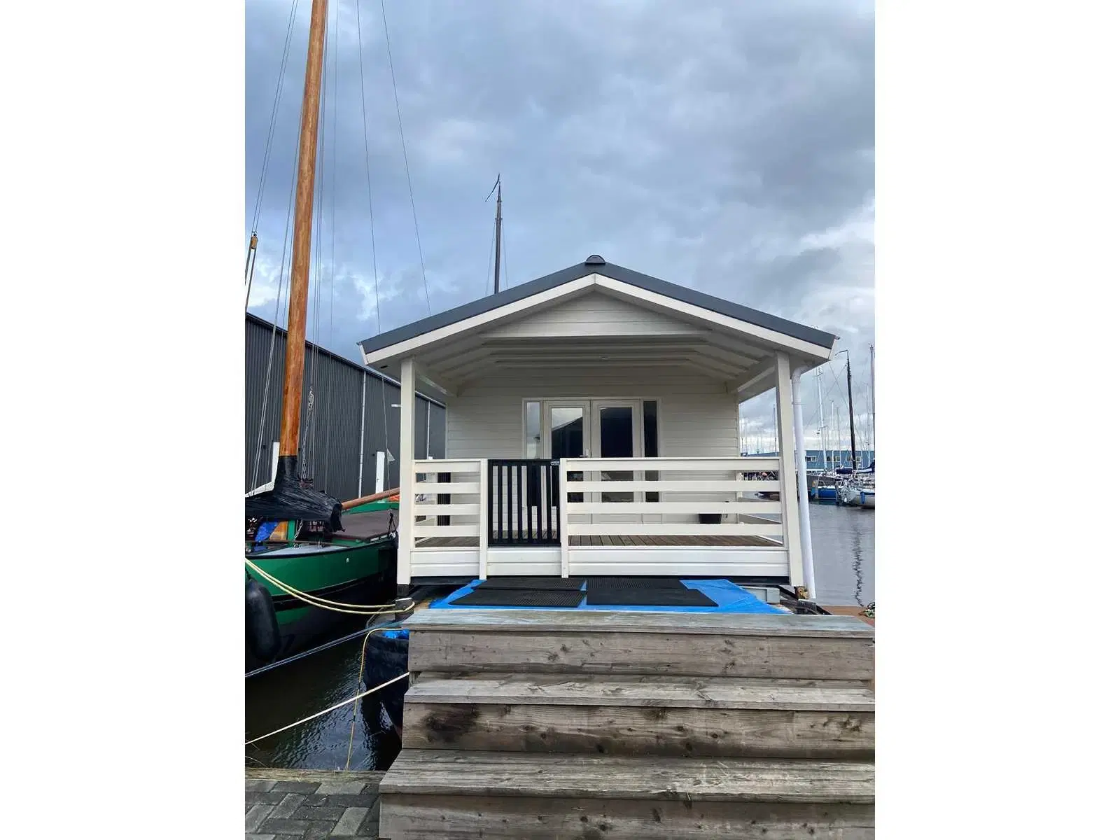 Moderne Woonboot / Woonark te Heeg