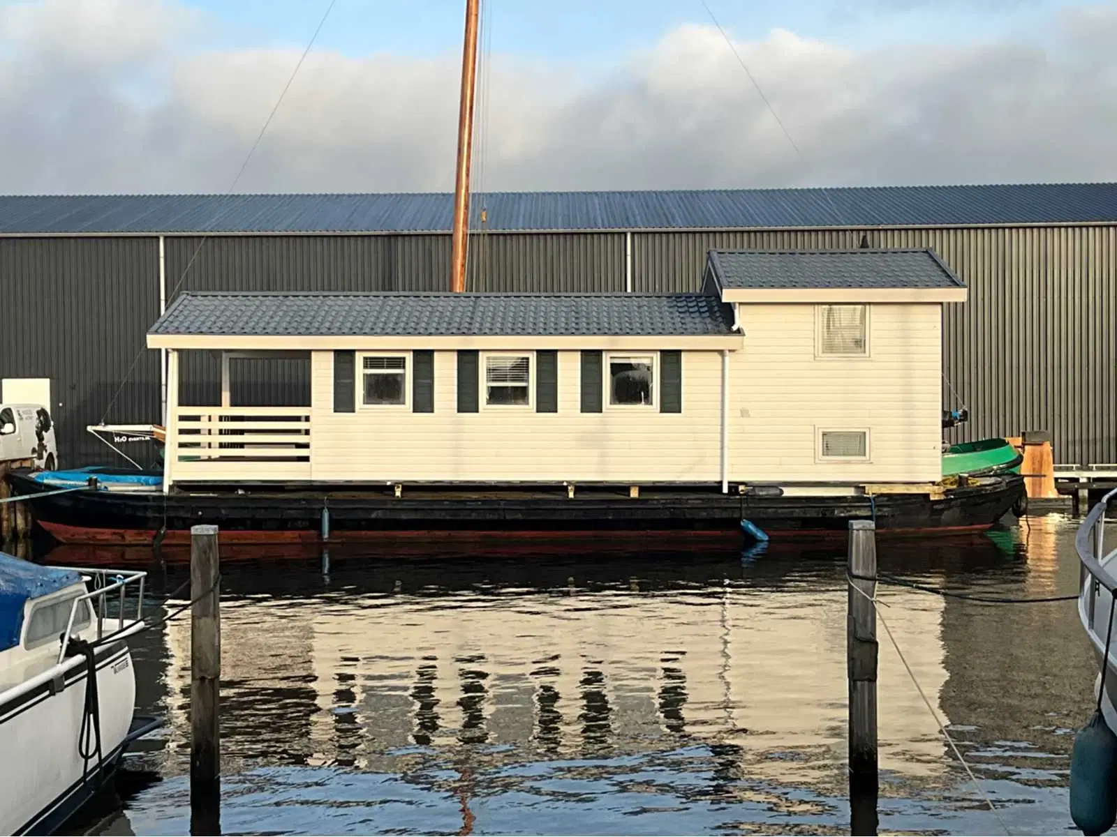 Moderne Woonboot / Woonark te Heeg