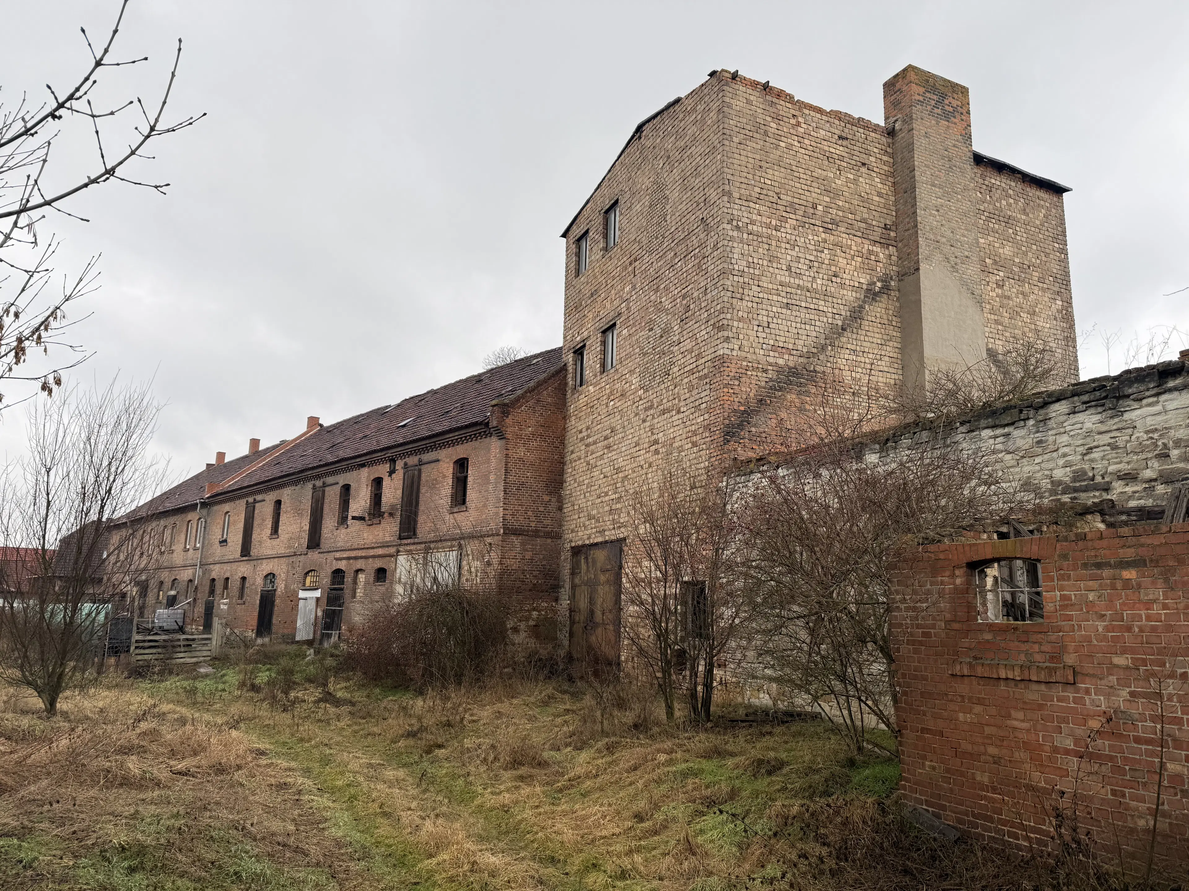 Karakteristieke toren en bebouwing op perceel van 1.377 m² nabij Klobikau, Halle - Duitsland