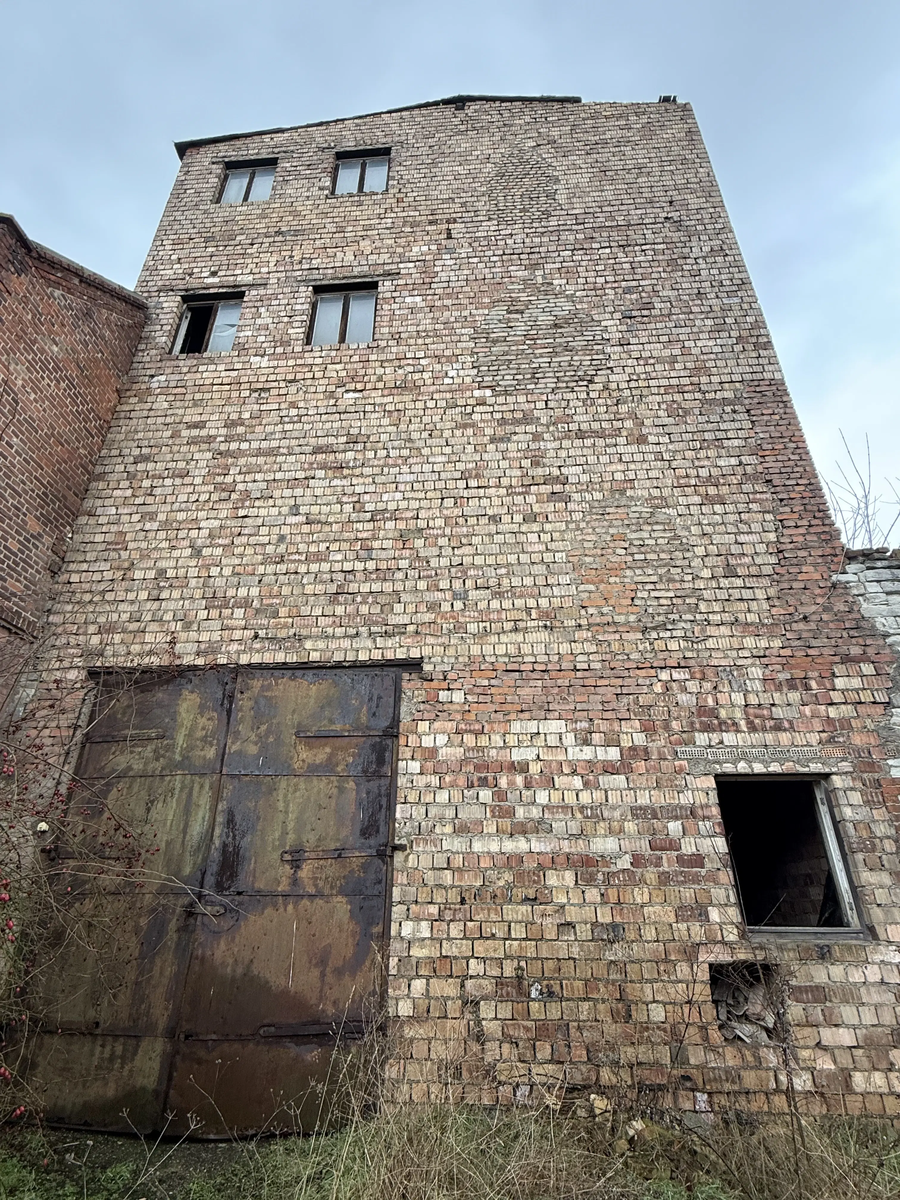 Karakteristieke toren en bebouwing op perceel van 1.377 m² nabij Klobikau, Halle - Duitsland