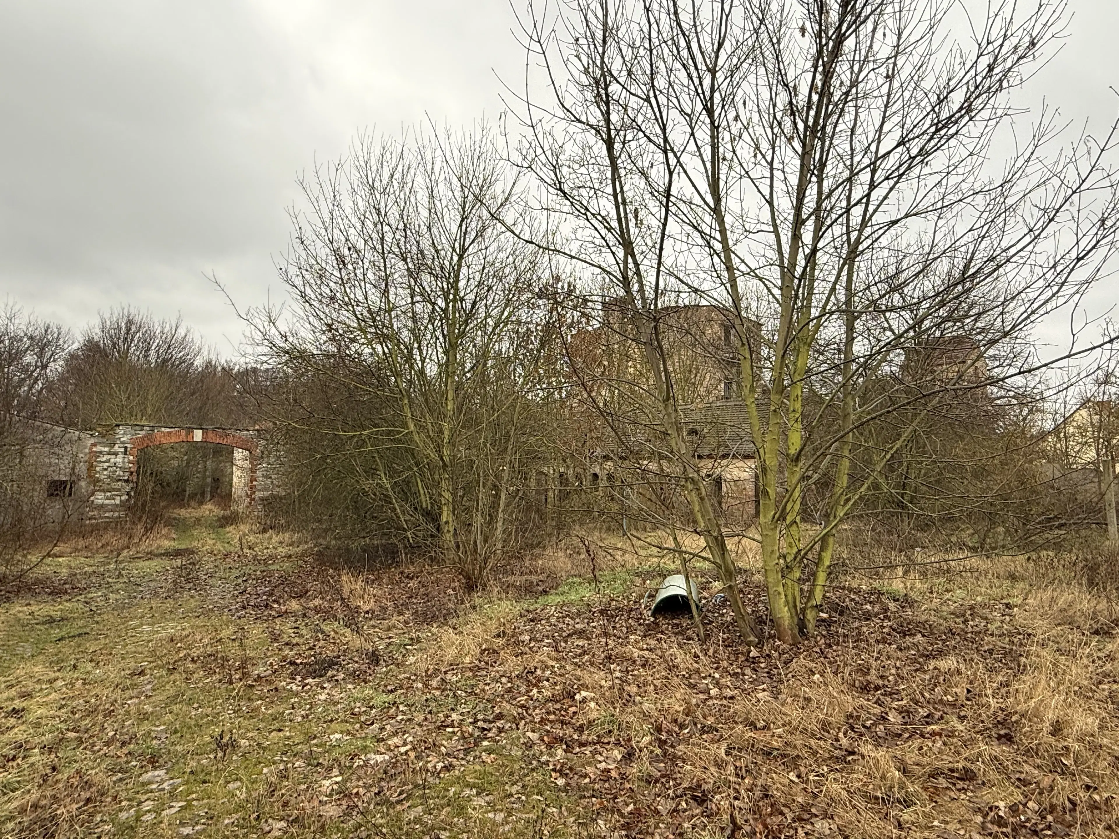 Karakteristieke toren en bebouwing op perceel van 1.377 m² nabij Klobikau, Halle - Duitsland