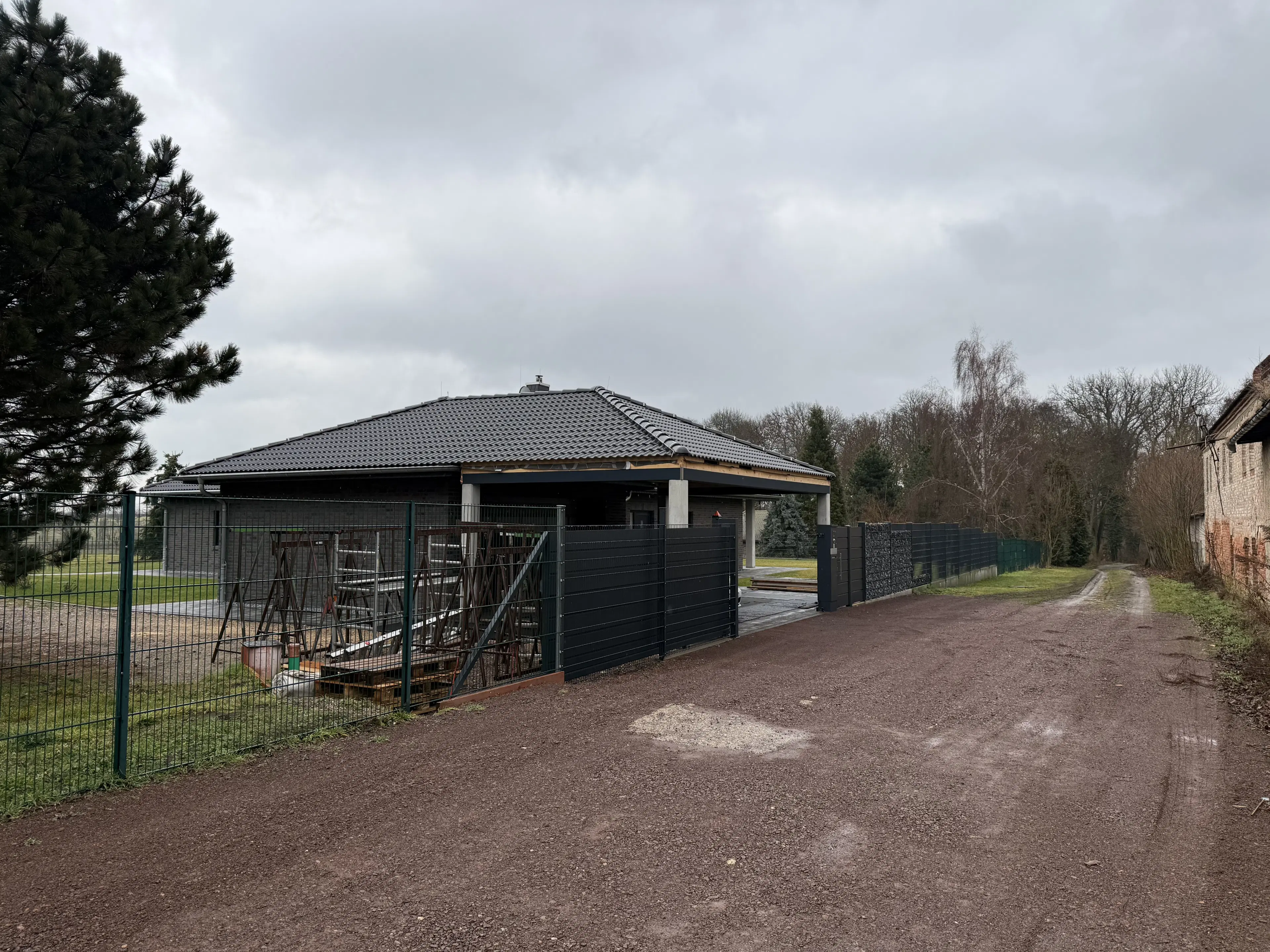 Karakteristieke toren en bebouwing op perceel van 1.377 m² nabij Klobikau, Halle - Duitsland