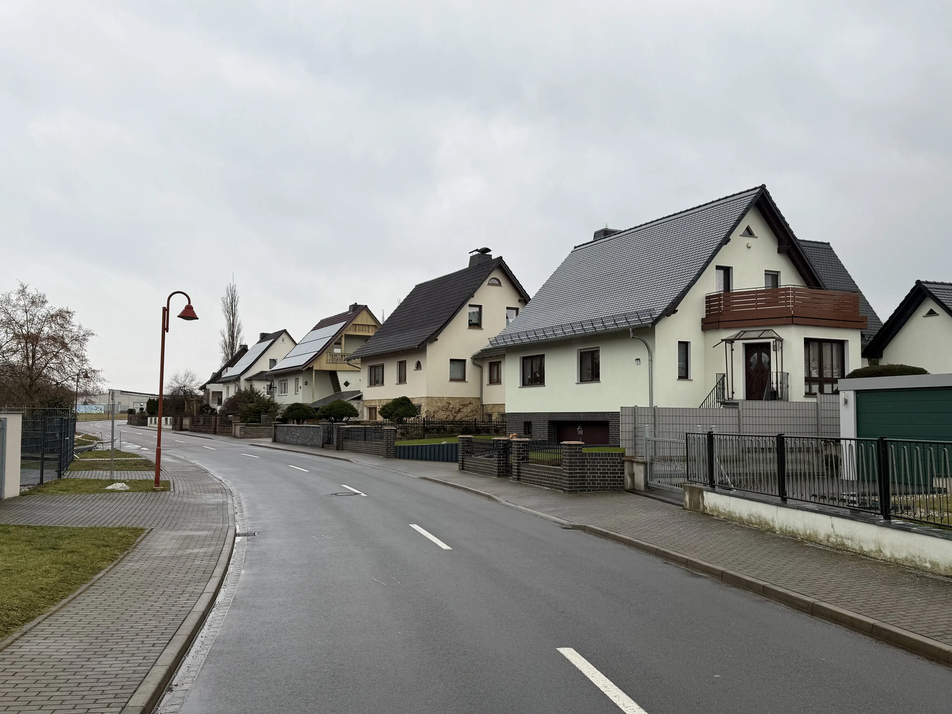 Karakteristieke toren en bebouwing op perceel van 1.377 m² nabij Klobikau, Halle - Duitsland