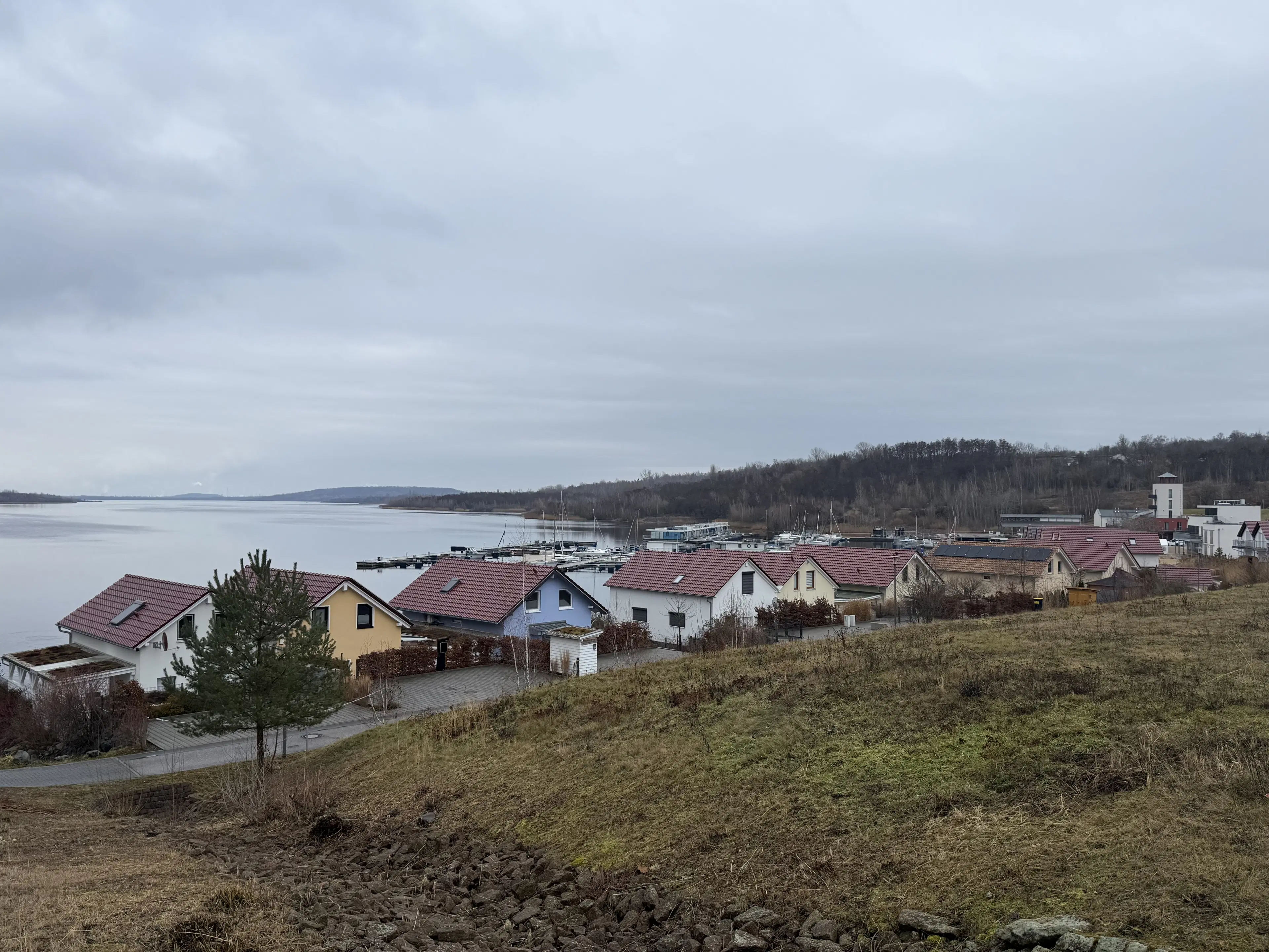 Karakteristieke toren en bebouwing op perceel van 1.377 m² nabij Klobikau, Halle - Duitsland