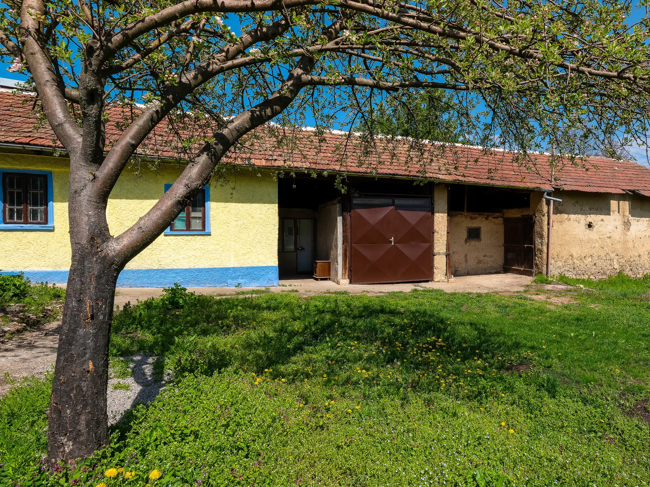 Perceel van 2.090 m² + Gezinswoning + Bijgebouwen - Karaisen, Veliko Tarnovo - Bulgarije
