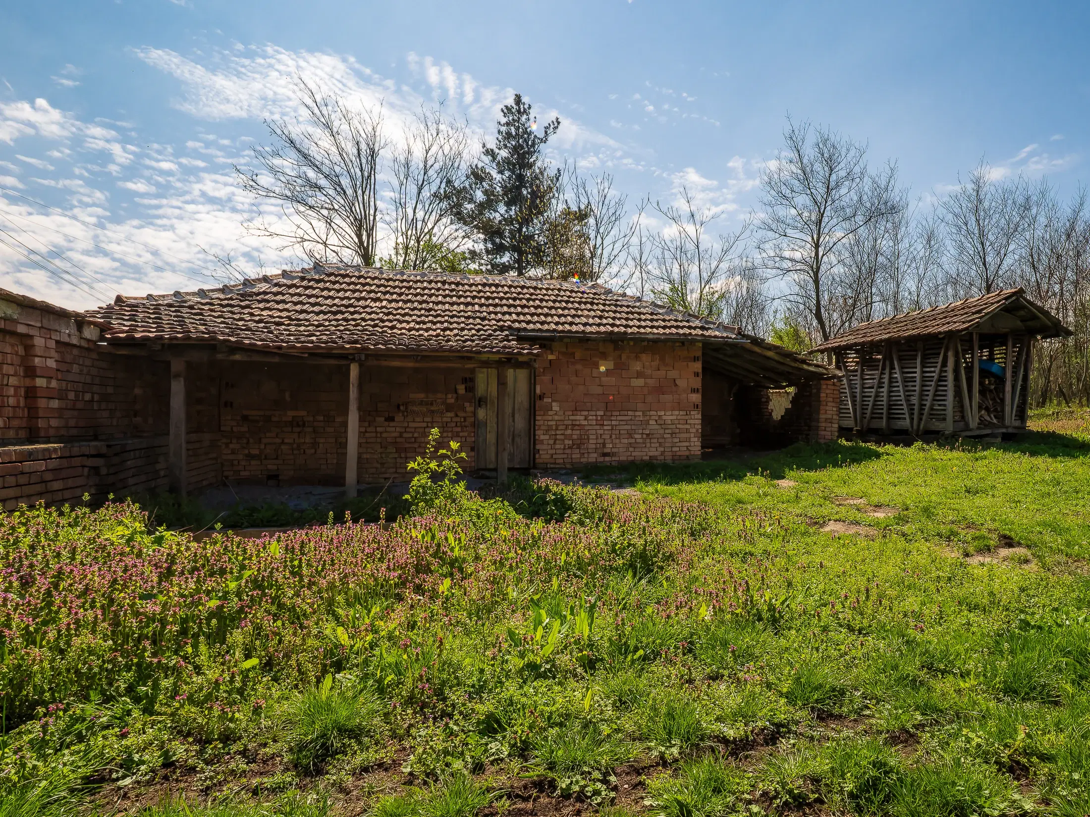 Perceel van 2.090 m² + Gezinswoning + Bijgebouwen - Karaisen, Veliko Tarnovo - Bulgarije