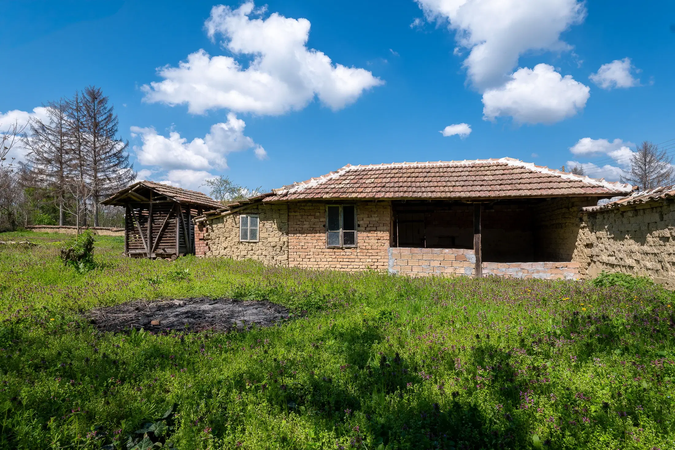 Perceel van 2.090 m² + Gezinswoning + Bijgebouwen - Karaisen, Veliko Tarnovo - Bulgarije