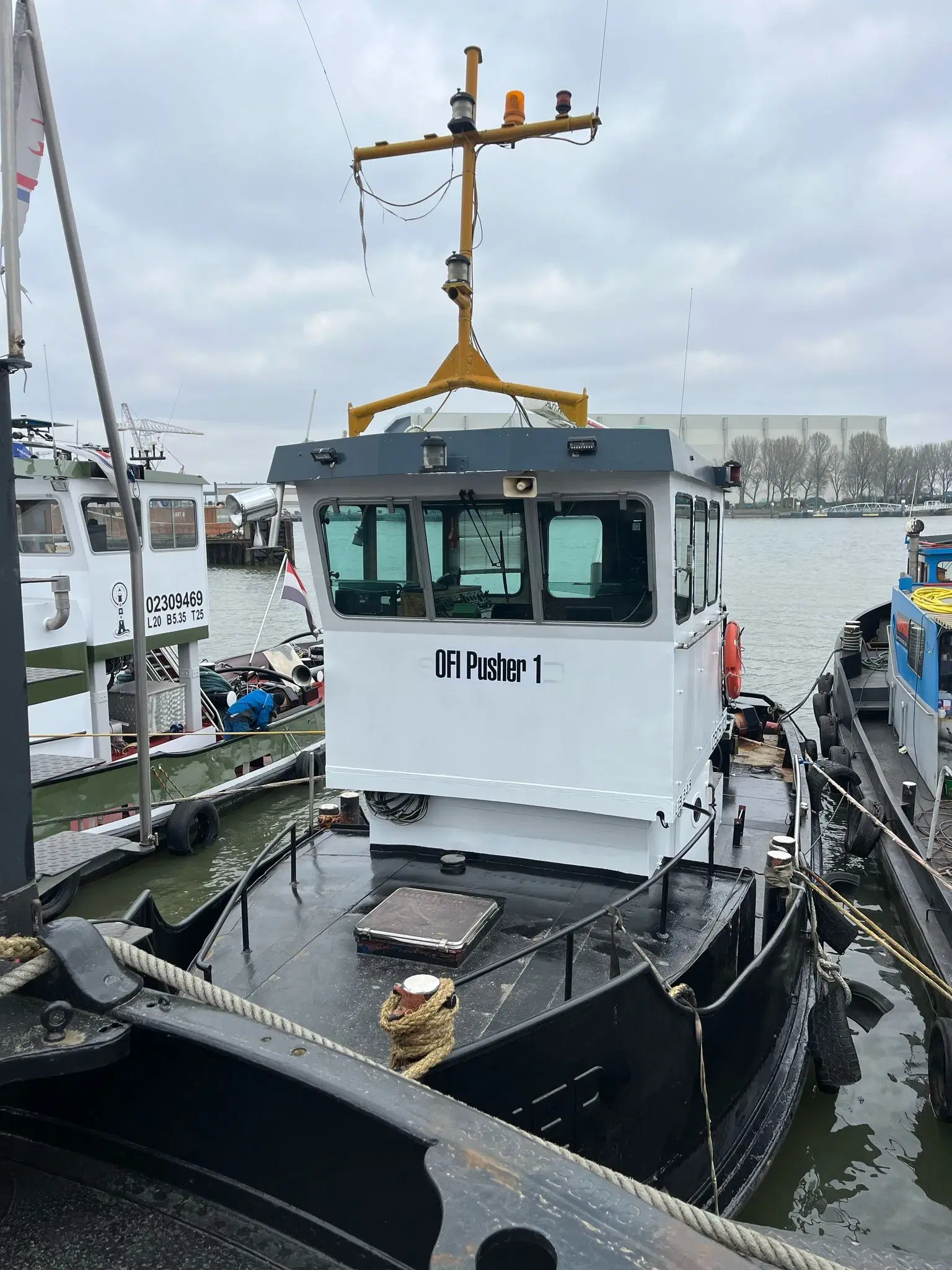 Ofi Pusher 1, stalen sleep-/duwboot te Sumar (Bergum)