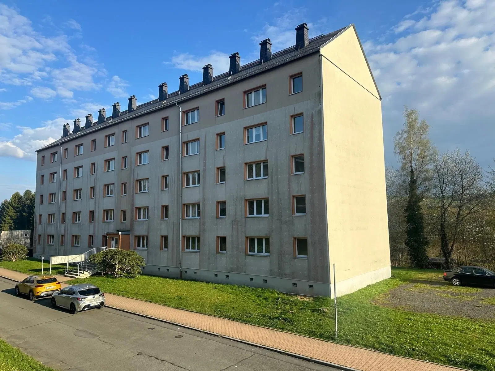 60 appartementen / studio’s, bouwjaar 1988, 25 verhuurd (€ 82.800,= huur) - Markneukirchen - Duitsland